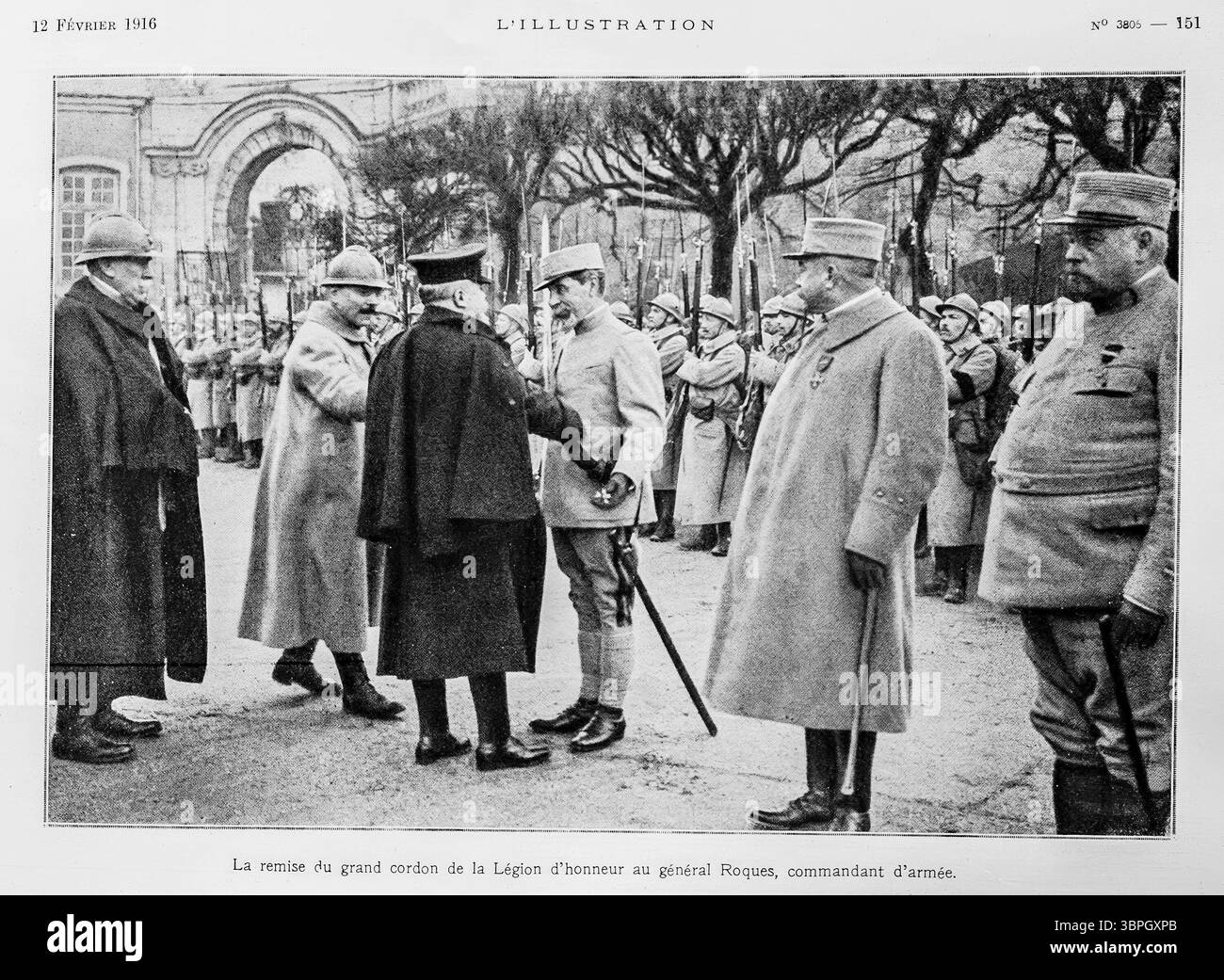 General Roques, Kommandeur der französischen Armee, erhält im Februar 1916 den Großkordon der Légion d’honneur. Soldaten stehen in Formation mit Gewehren, die bei der Präsentation der Dekoration erhöht werden, und symbolisieren damit die Anerkennung des herausragenden Dienstes in Kriegszeiten. Veröffentlicht in L'Illustration, 12. Februar 1916, während einer Zeit erhöhter militärischer Auszeichnungen im Ersten Weltkrieg in Frankreich. Stockfoto