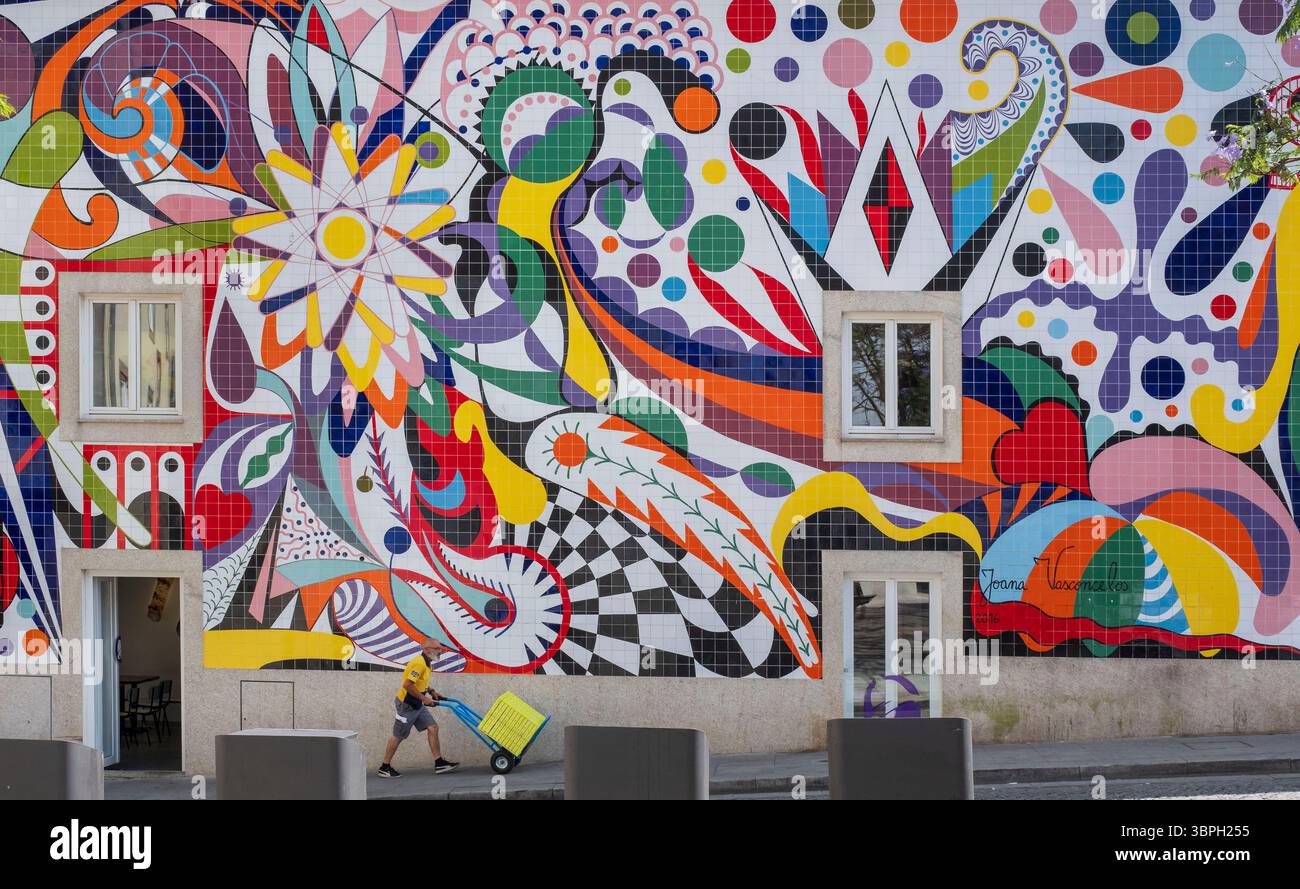 Joana Vasconcelos, eine der bekanntesten Künstler Portugals, schuf eines ihrer größten öffentlichen Kunstwerke für die Fassade eines Restaurants in Porto Stockfoto