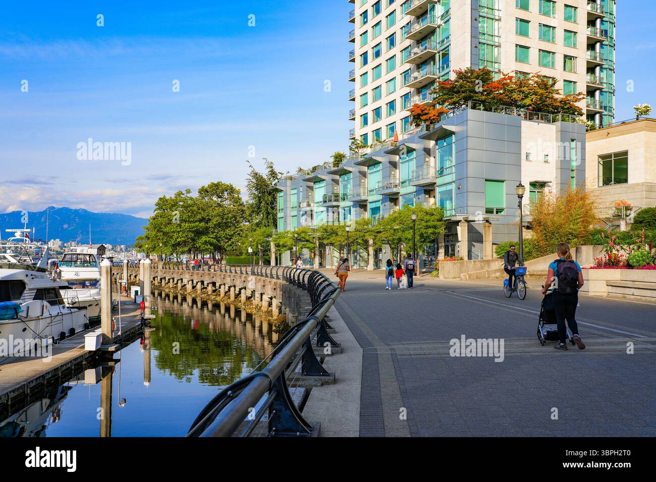 Wohnturm am Wasser im Coal Harbour Marina in Downtown Vancouver, British Columbia, Kanada Stockfoto