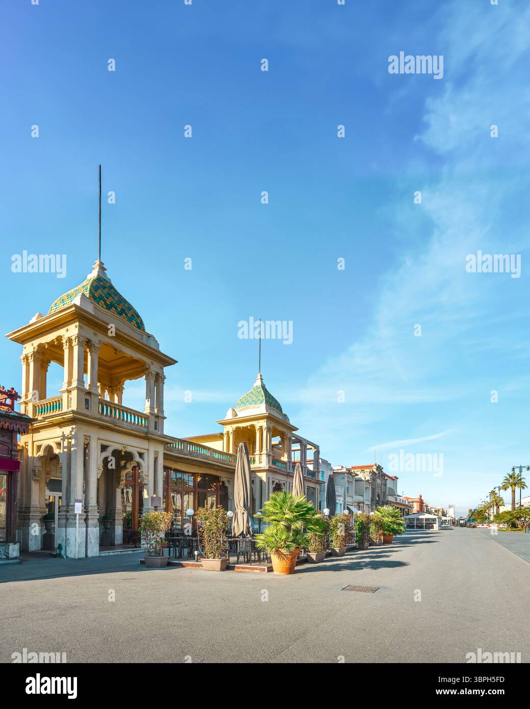 Berühmte Passeggiata a Mare, Promenade am Meer in Viareggio, Versilia, Provinz Lucca, Toskana, Italien, Europa Stockfoto
