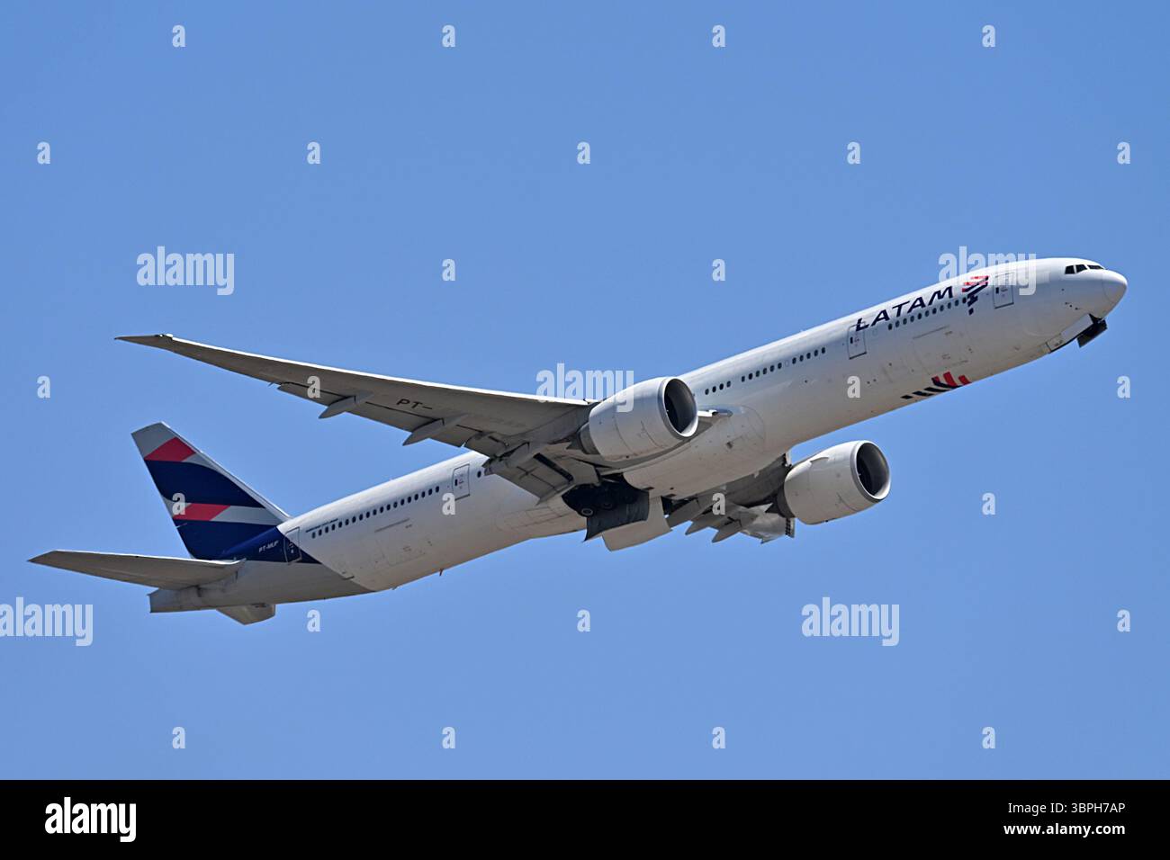 Fiumicino, Latium. Juli 2025. Boeing 777-300 Latam. Flugzeug zum Flughafen Fiumicino. Fiumicino (Italien), 08. Juli 2025 Credit: massimo insabato/Alamy Live News Stockfoto