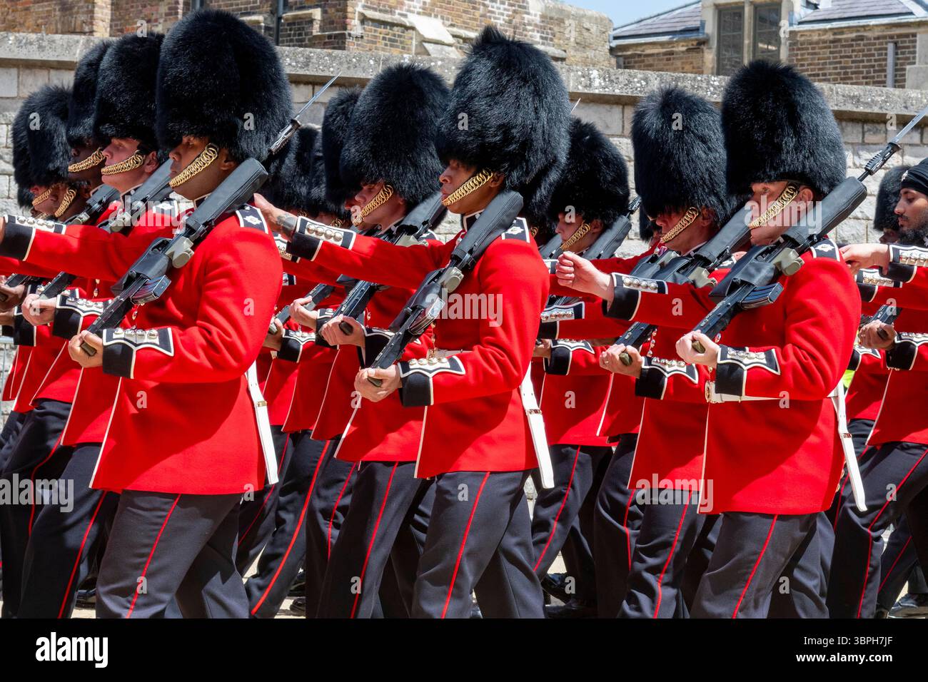 Französischer Staatsbesuch, Windsor, Berkshire. UK 8 Juli die Könige Grenadier Guards führten die französische Staatsbesuchsparade an und marschierten in Richtung des Eingangs zum Schloss Windsor durch das Cambridge Gate. "Der Präsident von Frankreich Emmanuel Macron und seine Frau Brigitte wurden heute während eines Staatsbesuchs von König Charles empfangen. Er wurde mit einer Parade um Windsor in offenen Kutschen von den Royal Mews begrüßt, bevor er die Tore von Windsor Castle betrat, um weitere Funktionen und Gespräche mit dem König während seines Aufenthalts auf der Burg zu führen." Gary Blake /Alamy Live News Stockfoto