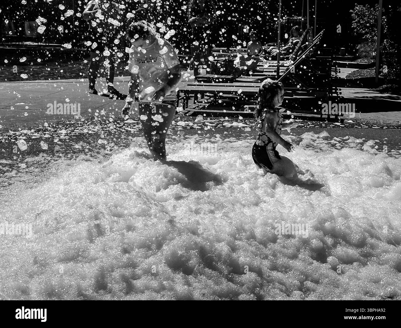 Houston, Texas - 13. Oktober 2023: Gäste genießen den Pool im Woodlands Resort im Norden von Houston Stockfoto
