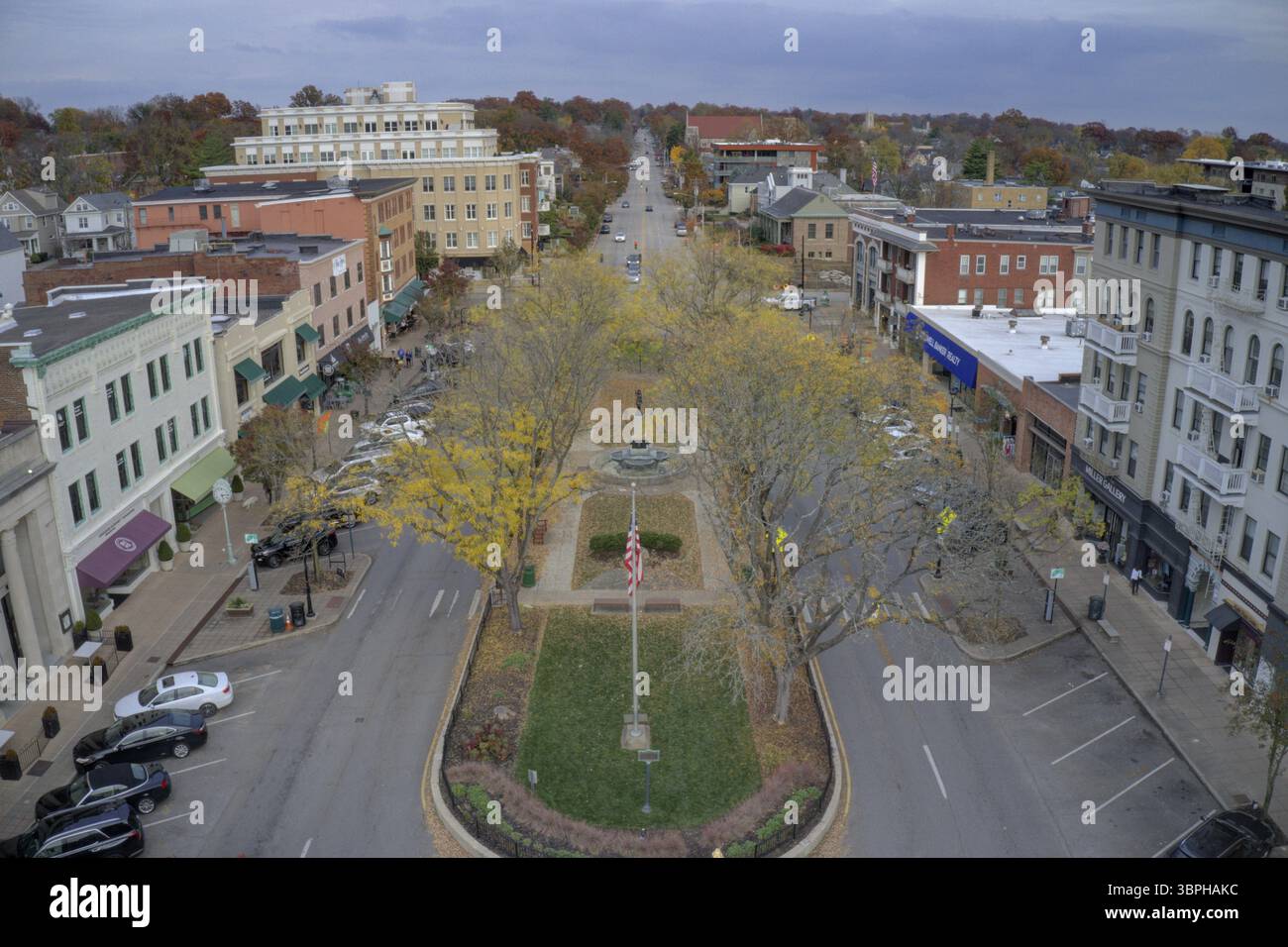 Blick aus der Vogelperspektive auf einen malerischen Stadtplatz mit lebhaftem Herbstlaub, der die Straßen und alten Gebäude säumt, Cincinnati, Ohio, USA. Stockfoto