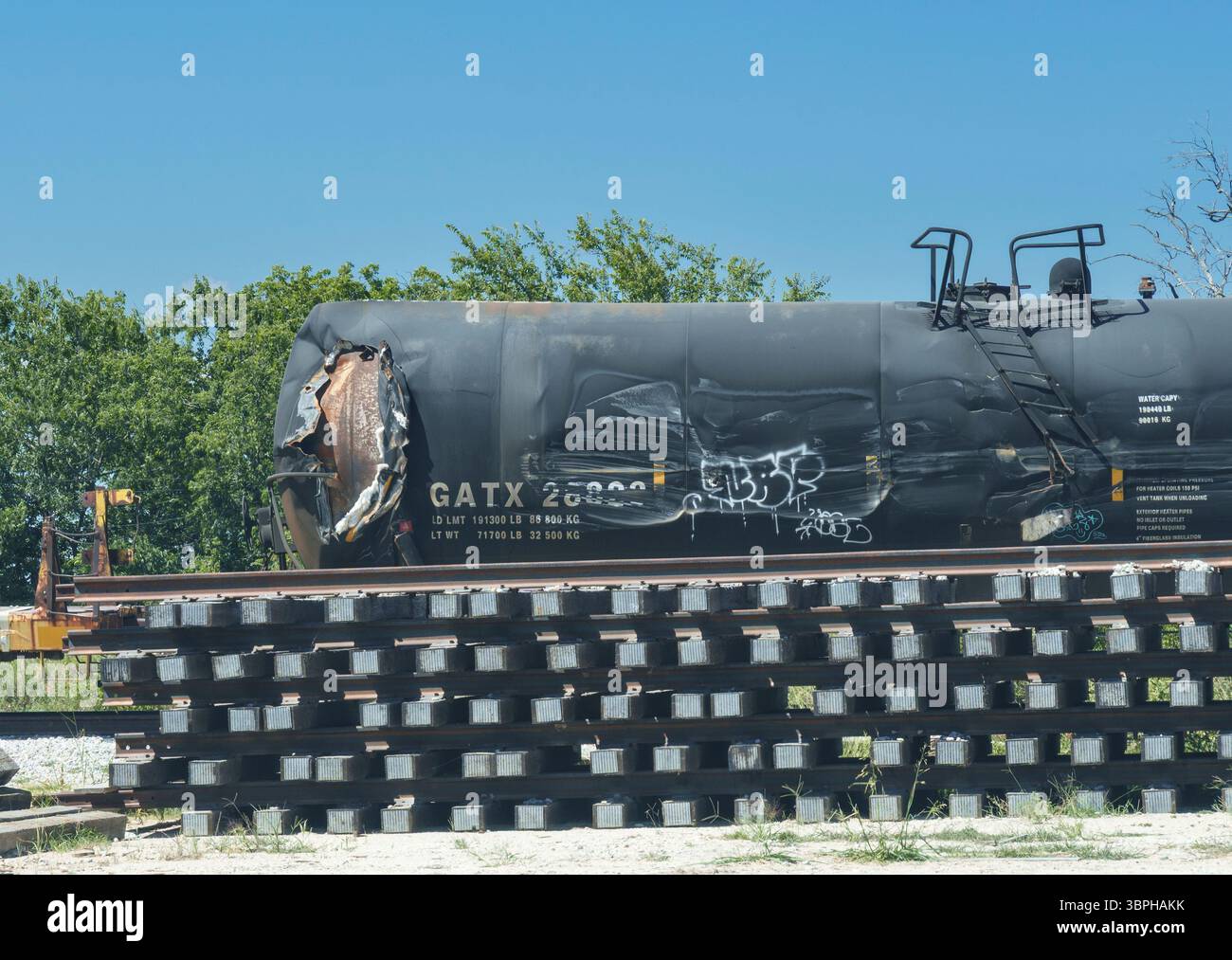 Äußere Metallhaut an Tankwagen zerrissen, die auf einem Anschlussgleis in Cresson, Texas, USA, wartet Stockfoto