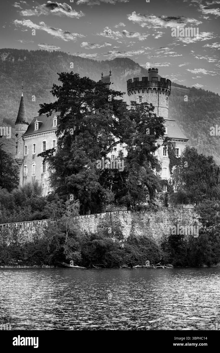 Das Chateau de Duing überblickt traditionelle Häuser, Kirchen und Hotels in der Ökoregion der Alpenmischwälder am Ufer des Lake Annecy in Frankreich Stockfoto