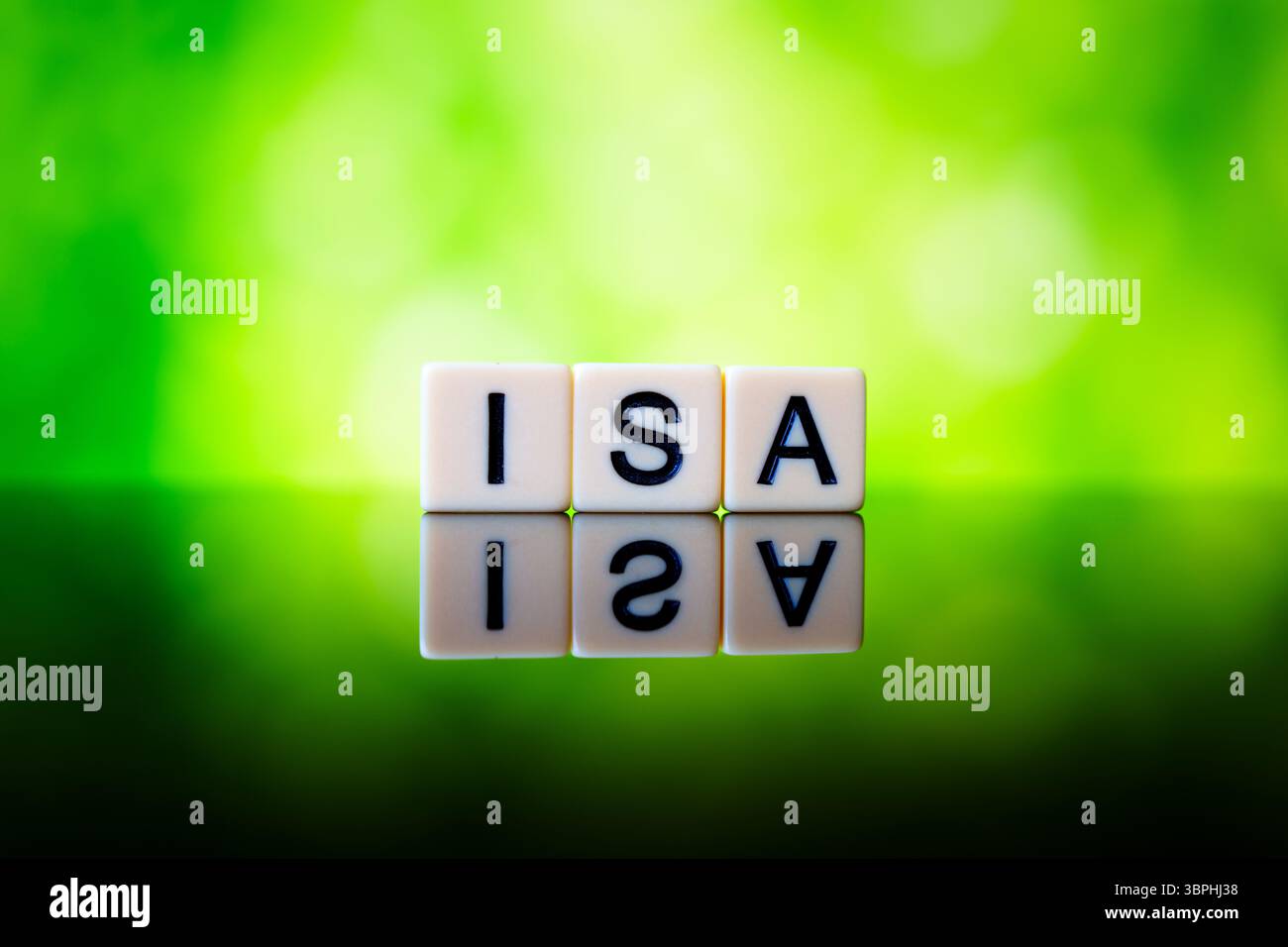ISA-Abkürzung mit Buchstabensteinen auf reflektierender glänzender Oberfläche vor leuchtendem grünem Bokeh-Hintergrund, die steuerfreie Einsparungen im Vereinigten Königreich symbolisieren. Stockfoto
