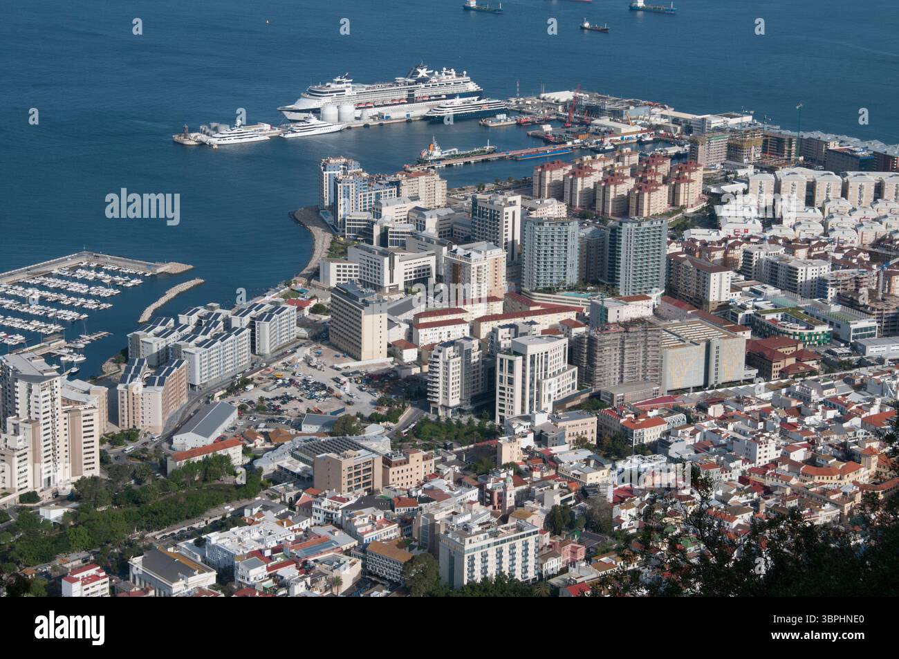 Hafen am Fuße des Felsens von Gibraltar, ein britisches Überseegebiet an der Spitze der Iberischen Halbinsel Stockfoto