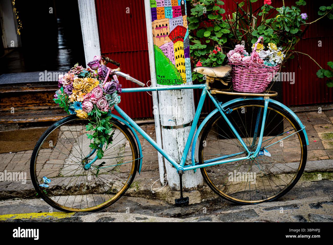 Türkisfarbenes Fahrrad in Valparaiso, Chile Stockfoto