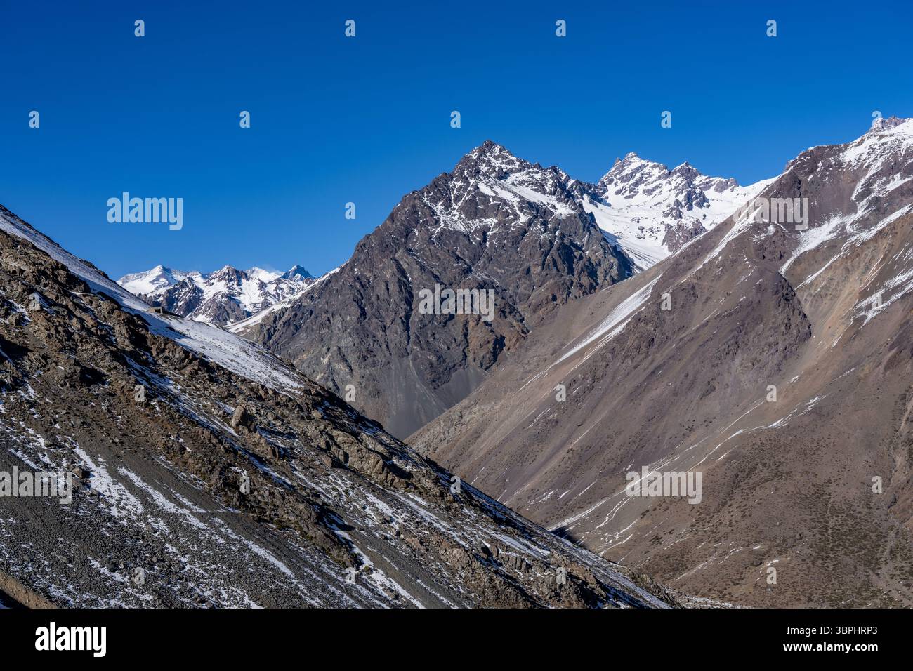 Schneebedeckte Gipfel in den Anden in Chile Stockfoto