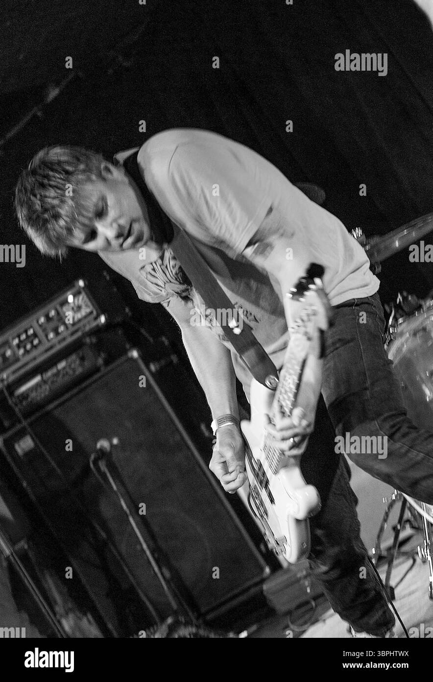 Punk-, Pop- und Metal-Bands aus dem Mittleren Westen, die Live-Musik spielen Stockfoto