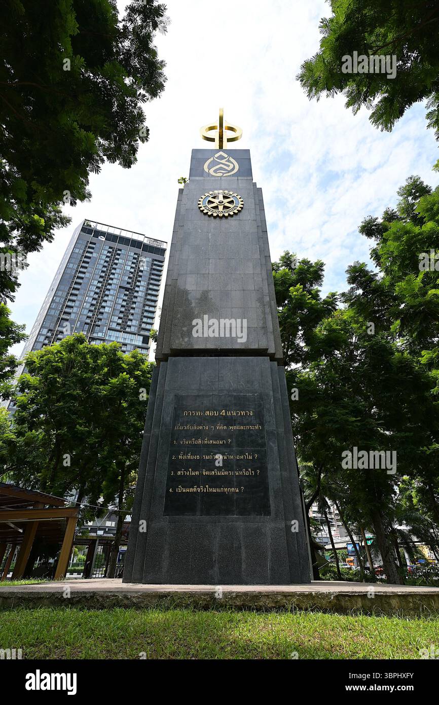 Der „vier-Wege-Test“ wurde in thailändischer Sprache auf dem Rotary Monument im Somdet Ya Park in Chatuchak, Bangkok, geschrieben Stockfoto
