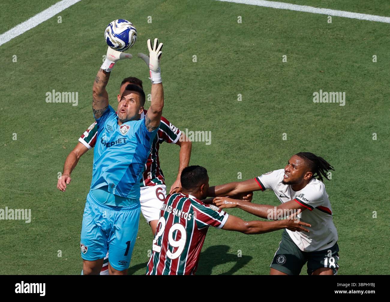 East Rutherford, Usa. Juli 2025. Fabio von Fluminense FC springt in der ersten Halbzeit gegen Chelsea FC in einem Halbfinalspiel der FIFA Club-Weltmeisterschaft 2025 zwischen Fluminense FC und Chelsea FC im MetLife Stadium am Dienstag, den 8. Juli 2025 in East Rutherford, Ew Jersey, um den Besitz. Foto: John Angelillo/UPI Credit: UPI/Alamy Live News Stockfoto