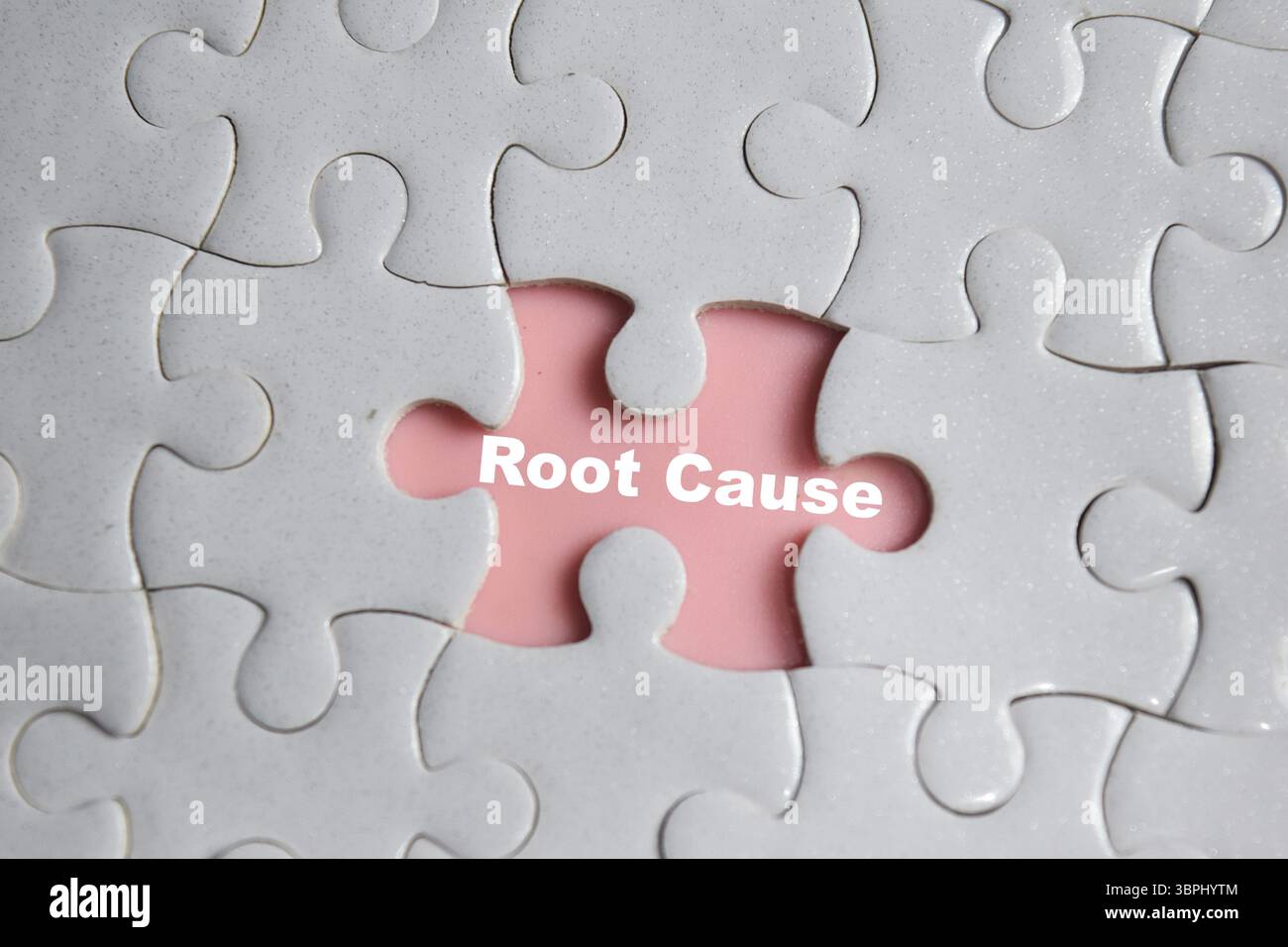 Hand hält Stück Puzzle mit Wort Ursache. Geschäfts- und Finanzkonzept Stockfoto