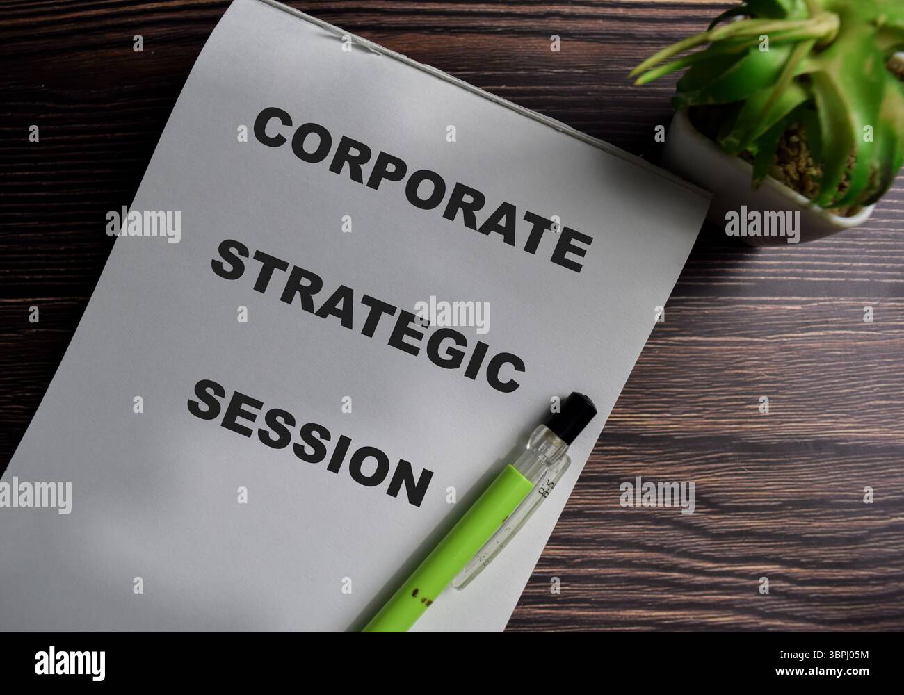 Konzept der strategischen Unternehmenssitzung Schreiben Sie auf Buch isoliert auf Holztisch. Stockfoto