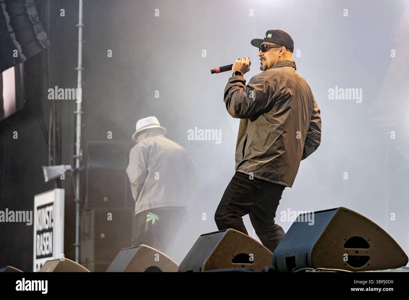 Cypress Hill - KunstRasen Bonn Gronau - 08.07.2025 Rapper Louis FREESE B-Real von der US amerikanischen Hip-Hop Band CYPRESS HILL beim Live Auftritt auf der KunstRasen Bühne - der KunstRasen in Bonn Gronau ist eine beliebte Sommer Open Air Konzertreihe am Rande der Rheinaue am Bonner Rheinufer. Bonn Gronau Nordrhein-Westfalen Deutschland *** Cypress Hill Kunst Rasen Bonn Gronau 08 07 2025 Rapper Louis FREESE B Real von der US-amerikanischen Hip-Hop-Band CYPRESS HILL live auf der Kunst Rasen Bühne der Kunst Rasen in Bonn Gronau ist eine beliebte Sommer-Open-Air-Konzertreihe am Rande der Rheinaue Stockfoto