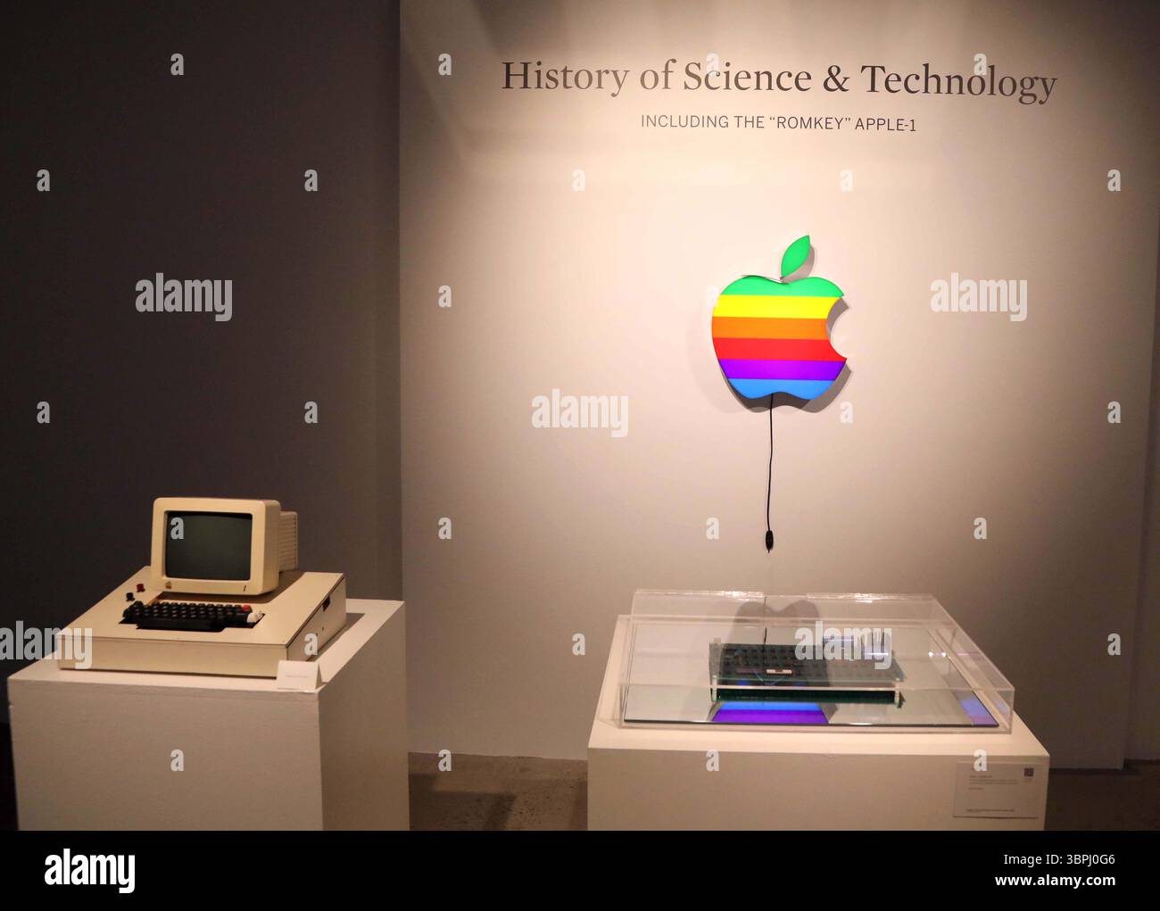 New York, New York, USA. Juli 2025. Romkey' Apple-1 Computer Motherboard, Display, Tastatur, das beste funktionsfähige Apple-1, das es gibt, aus der ersten Serie von 50 handgebauten, von Wozniak und Jobs im Jahr 1976, geschätzte 400.000 - 600.000 US-Dollar und Apple Computer, Inc Original Apple Logo Light, ca. 1990er Jahre Geschätzte $ 10.000 - 15.000, die bei der Pressevorschau zur Geek Week 2025 im Sotheby's New York zu sehen sind. (Kreditbild: © Nancy Kaszerman/ZUMA Press Wire) NUR REDAKTIONELLE VERWENDUNG! Nicht für kommerzielle ZWECKE! Stockfoto