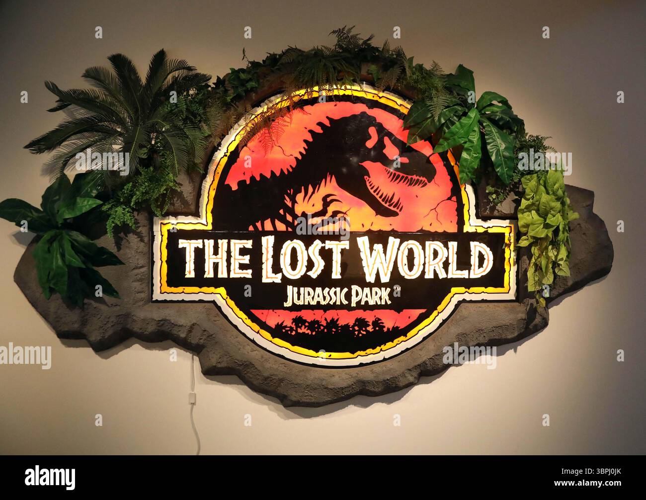 New York, New York, USA. Juli 2025. The Lost World: Jurassic Park (1997) Original LED-Schild von SEGA's The Lost World: Jurassic Park Light Gun Arcade Game, ca. 1997, Schätzung von 20.000 bis 30.000, zu sehen bei der Pressevorschau zur Geek Week 2025 in Sotheby's New York. (Kreditbild: © Nancy Kaszerman/ZUMA Press Wire) NUR REDAKTIONELLE VERWENDUNG! Nicht für kommerzielle ZWECKE! Stockfoto