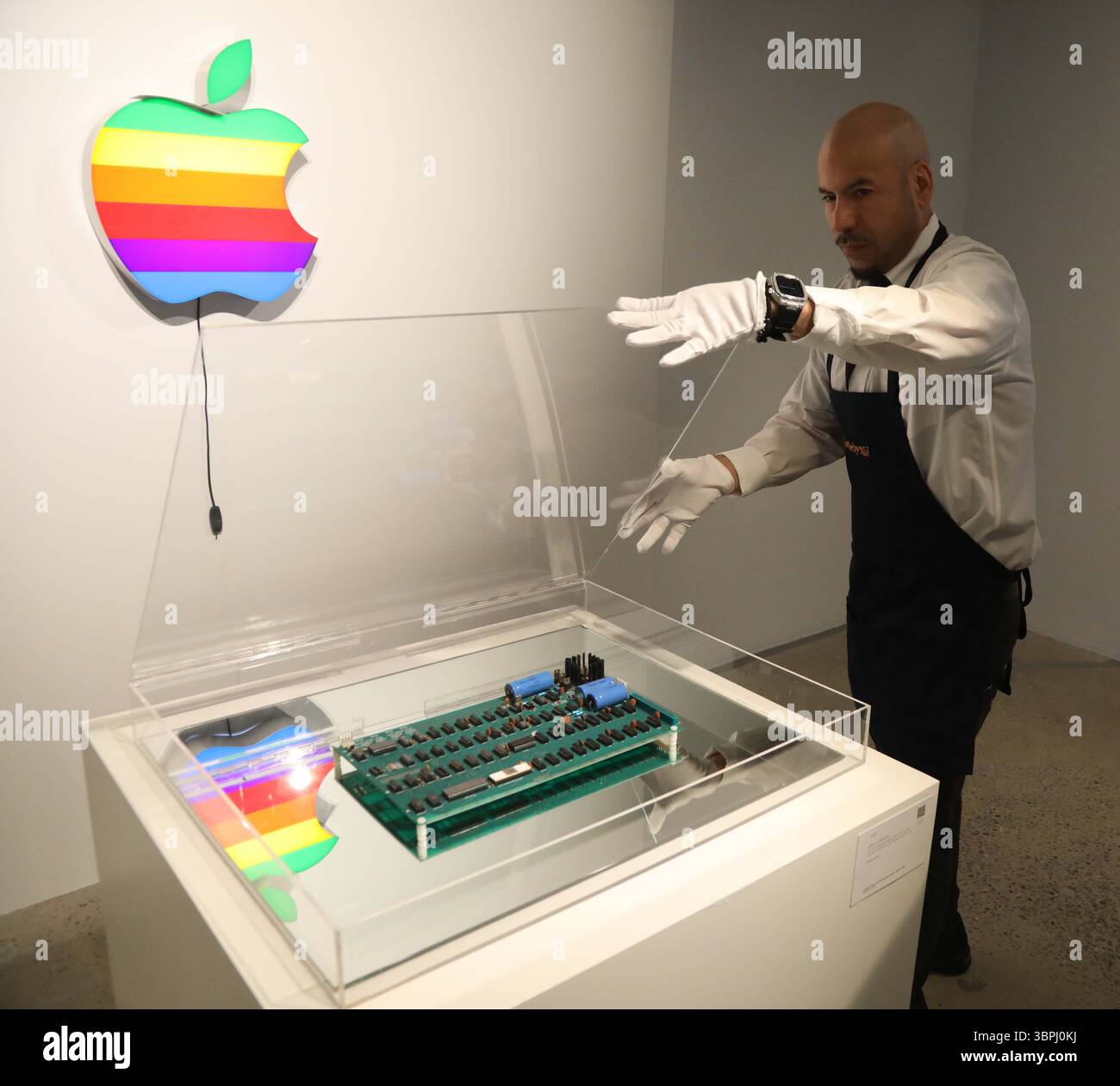 New York, New York, USA. Juli 2025. Ein Handler, der mit dem Apple-1 Computer Motherboard „˜Romkey“ gesehen wurde, dem besten funktionsfähigen Apple-1, das es gab, aus der ersten Serie von 50 handgefertigten Exemplaren von Wozniak und Jobs im Jahr 1976, schätzte 400.000 bis 600.000 US-Dollar und Apple Computer, Inc Original Apple Logo Light, ca. 1990er Jahre Schätzungsweise 10.000 - 000 Dollar, bei der Pressevorschau für die Geek Week 2025 im Sotheby's New York. (Kreditbild: © Nancy Kaszerman/ZUMA Press Wire) NUR REDAKTIONELLE VERWENDUNG! Nicht für kommerzielle ZWECKE! Stockfoto