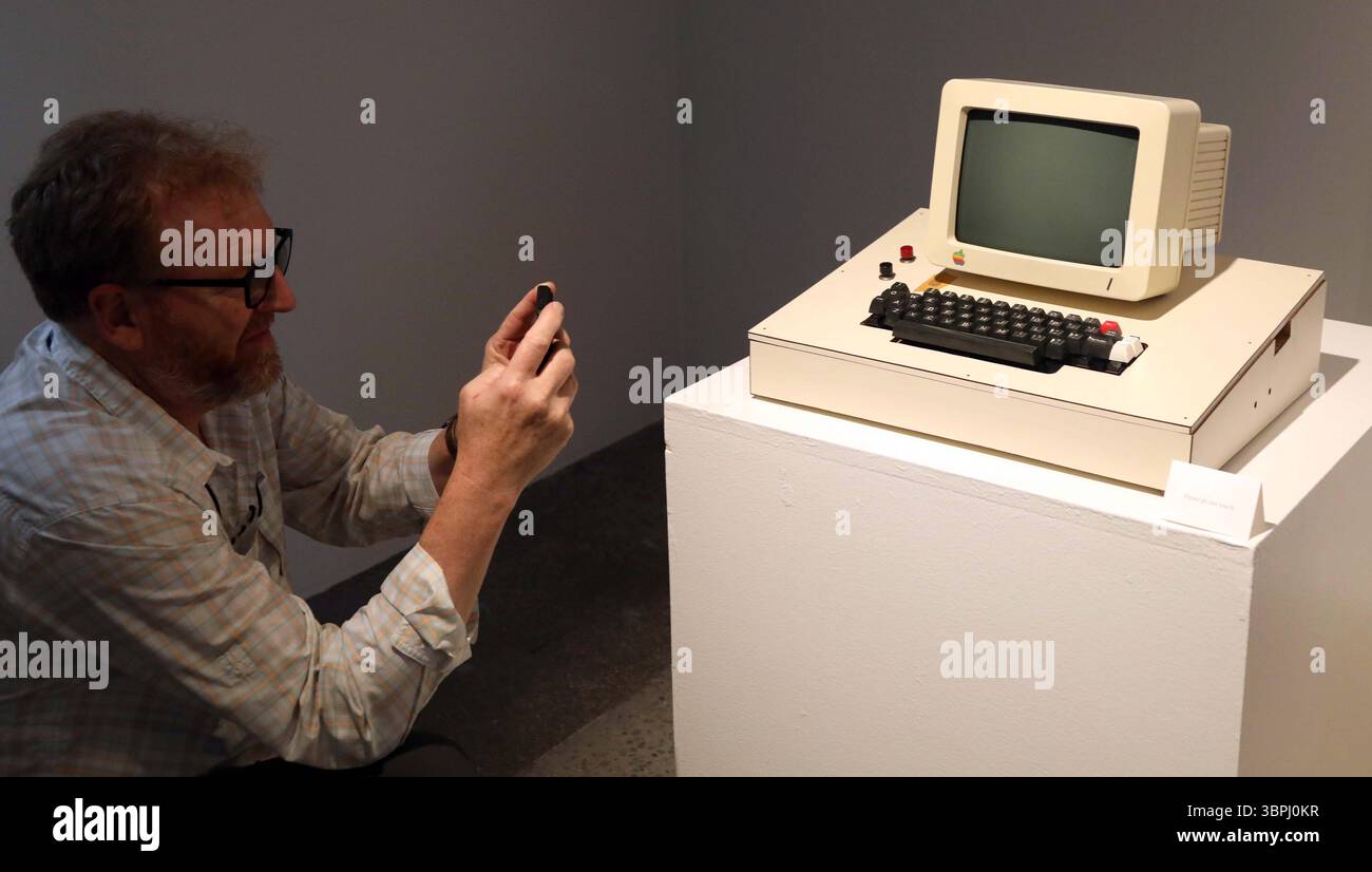 New York, New York, USA. Juli 2025. Ein Mann macht ein Handyfoto des Apple-1-Computerdisplays˜Romkey, Tastatur, des besten funktionierenden Apple-1, das es gibt, aus der ersten Serie von 50 handgefertigten Exemplaren von Wozniak und Jobs im Jahr 1976, geschätzte 400.000 - 600.000 US-Dollar, gesehen mit Apple Computer, Inc.. Original Apple Logo Light, ca. 1990er Jahre Schätzungsweise 10.000 - 000 Dollar, bei der Pressevorschau für die Geek Week 2025 im Sotheby's New York. (Kreditbild: © Nancy Kaszerman/ZUMA Press Wire) NUR REDAKTIONELLE VERWENDUNG! Nicht für kommerzielle ZWECKE! Stockfoto