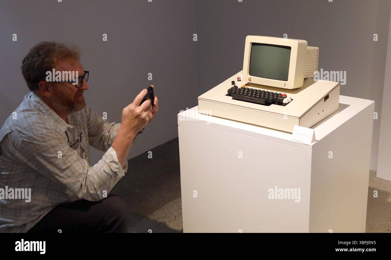New York, New York, USA. Juli 2025. Ein Mann macht ein Handyfoto des Apple-1-Computerdisplays˜Romkey, Tastatur, des besten funktionierenden Apple-1, das es gibt, aus der ersten Serie von 50 handgefertigten Exemplaren von Wozniak und Jobs im Jahr 1976, geschätzte 400.000 - 600.000 US-Dollar, gesehen mit Apple Computer, Inc.. Original Apple Logo Light, ca. 1990er Jahre Schätzungsweise 10.000 - 000 Dollar, bei der Pressevorschau für die Geek Week 2025 im Sotheby's New York. (Kreditbild: © Nancy Kaszerman/ZUMA Press Wire) NUR REDAKTIONELLE VERWENDUNG! Nicht für kommerzielle ZWECKE! Stockfoto