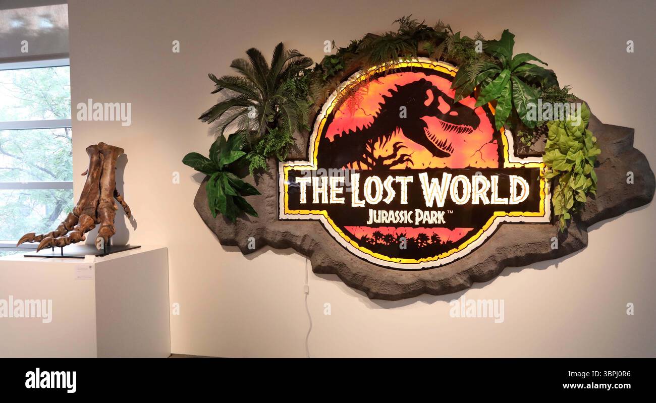 New York, New York, USA. Juli 2025. Eine artikulierte Tyrannosaurus Rex Foot Spätkreidezeit (vor ca. 67 Millionen Jahren), Hell Creek Formation, Garfield Co., Montana, geschätzte 250.000 - 350.000, und The Lost World: Jurassic Park (1997) Original LED Sign aus SEGA's The Lost World: Jurassic Park Light Gun Arcade Game, ca. 1997 Schätzung 20.000 - 30.000, zu sehen in der Pressevorschau zur Geek Week 2025 in Sotheby's New York. (Kreditbild: © Nancy Kaszerman/ZUMA Press Wire) NUR REDAKTIONELLE VERWENDUNG! Nicht für kommerzielle ZWECKE! Stockfoto