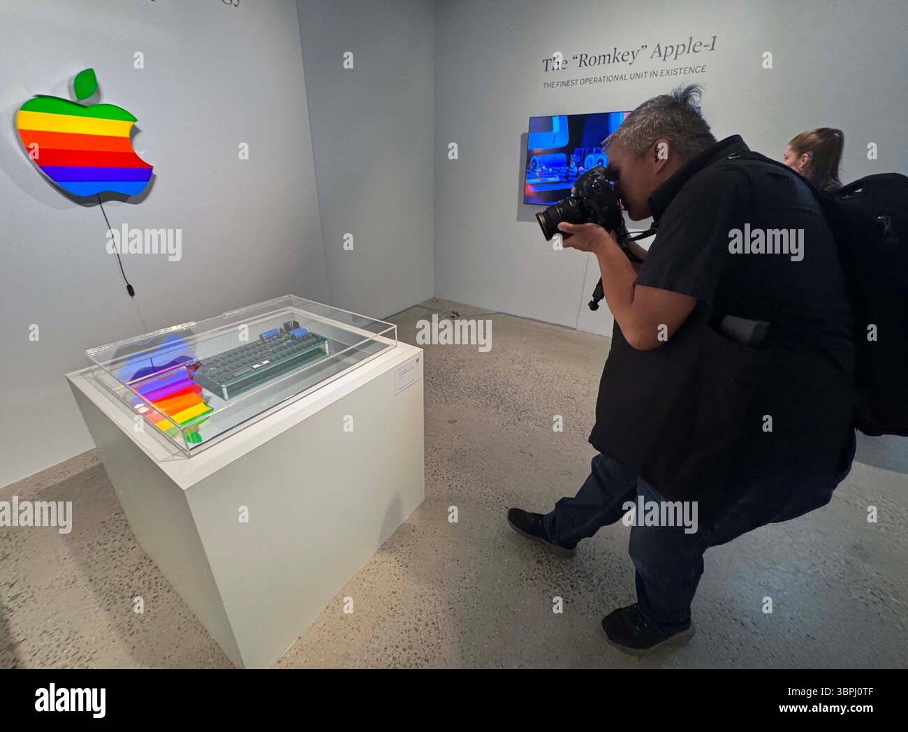 New York, New York, USA. Juli 2025. Ein Fotograf fotografiert das Apple-1 Computer-Motherboard˜Romkey, das beste funktionierende Apple-1, das es gibt, aus der ersten Serie von 50 Stück, die Wozniak und Jobs im Jahr 1976 handgebaut haben, schätzungsweise 400.000 bis 600.000 US-Dollar, gesehen mit Apple Computer, Inc.. Original Apple Logo Light, ca. 1990er Jahre Schätzungsweise 10.000 - 000 Dollar, bei der Pressevorschau für die Geek Week 2025 im Sotheby's New York. (Kreditbild: © Nancy Kaszerman/ZUMA Press Wire) NUR REDAKTIONELLE VERWENDUNG! Nicht für kommerzielle ZWECKE! Stockfoto