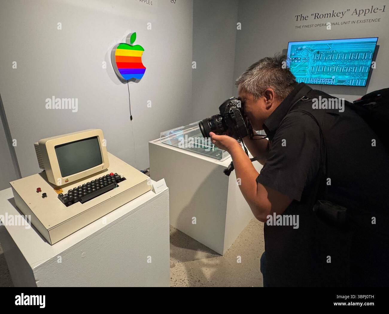 New York, New York, USA. Juli 2025. Ein Fotograf macht ein Foto des˜Apple-1-Computerdisplays, der Tastatur, des besten funktionsfähigen Apple-1, das es gab, aus der ersten Serie von 50 handgefertigten Exemplaren von Wozniak und Jobs im Jahr 1976, geschätzte 400.000 - 600.000 US-Dollar, gesehen mit Apple Computer, Inc.. Original Apple Logo Light, ca. 1990er Jahre Schätzungsweise 10.000 - 000 Dollar, bei der Pressevorschau für die Geek Week 2025 im Sotheby's New York. (Kreditbild: © Nancy Kaszerman/ZUMA Press Wire) NUR REDAKTIONELLE VERWENDUNG! Nicht für kommerzielle ZWECKE! Stockfoto