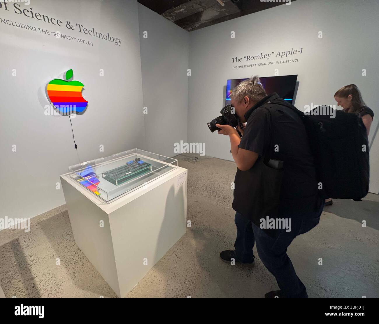 New York, New York, USA. Juli 2025. Ein Fotograf fotografiert das Apple-1 Computer-Motherboard˜Romkey, das beste funktionierende Apple-1, das es gibt, aus der ersten Serie von 50 Stück, die Wozniak und Jobs im Jahr 1976 handgebaut haben, schätzungsweise 400.000 bis 600.000 US-Dollar, gesehen mit Apple Computer, Inc.. Original Apple Logo Light, ca. 1990er Jahre Schätzungsweise 10.000 - 000 Dollar, bei der Pressevorschau für die Geek Week 2025 im Sotheby's New York. (Kreditbild: © Nancy Kaszerman/ZUMA Press Wire) NUR REDAKTIONELLE VERWENDUNG! Nicht für kommerzielle ZWECKE! Stockfoto