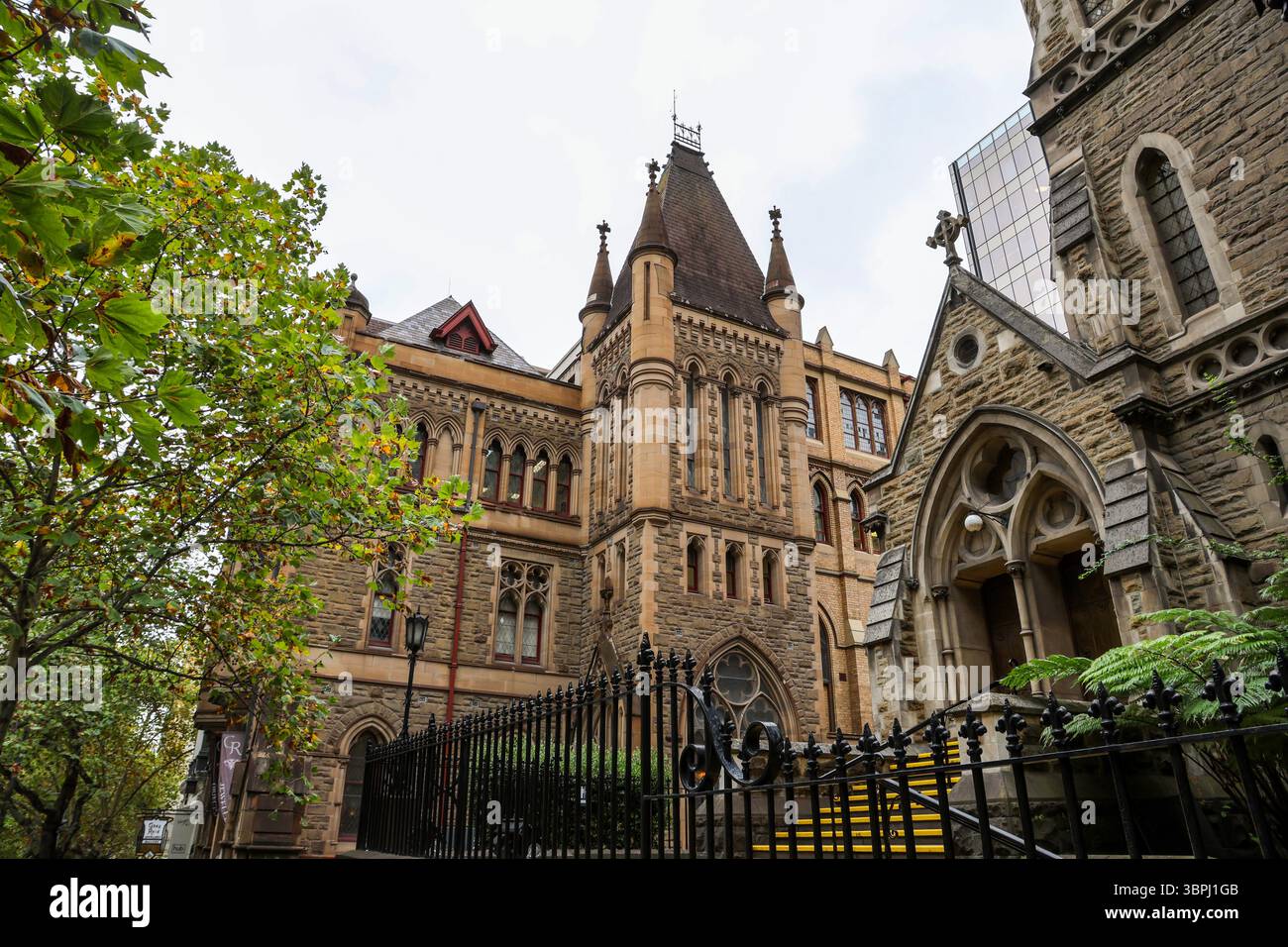 Blick auf das presbyterianische Viertel mit der Assembly Hall (1915) und der Scots Church (1874) in Melbourne, Victoria, Australien Stockfoto
