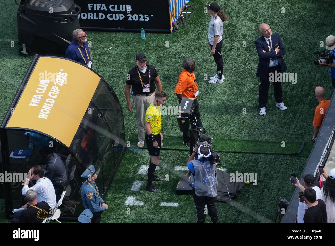 New Jersey, USA. Juli 2025. Schiedsrichter Francois Letexier beobachtet den VAR-Monitor während des Halbfinalspiels zwischen Fluminense FC (Brasilien) und Chelsea FC (England) bei der FIFA Club-Weltmeisterschaft 2025 im MetLife Stadium, New Jersey, USA, am 8. Juli 2025. Quelle: Huang Zongzhi/Xinhua/Alamy Live News Stockfoto