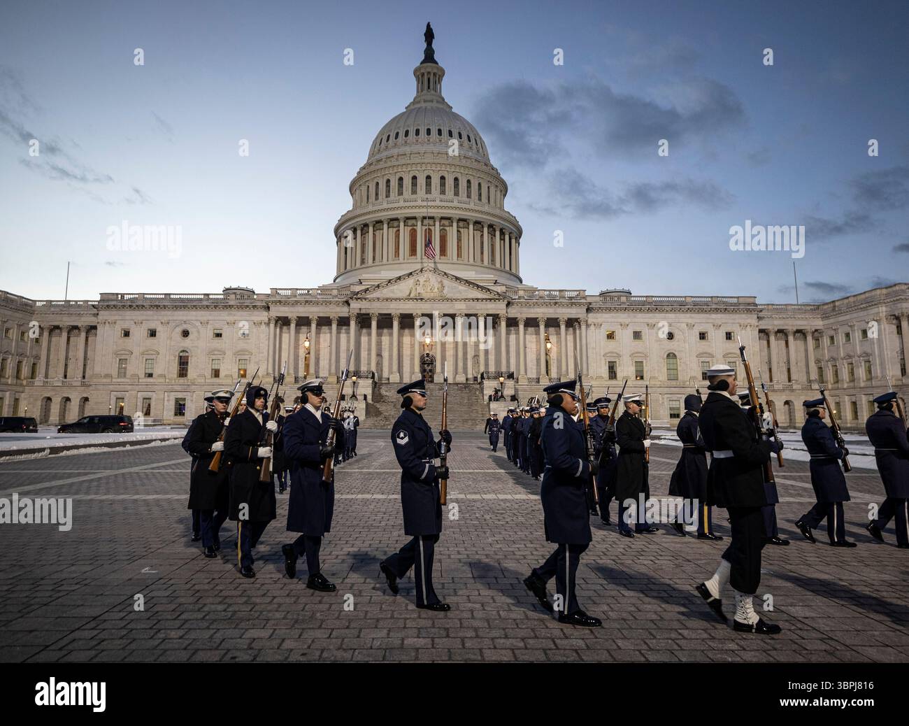 Militärangehörige marschieren in Formation, nachdem der Sarg des ehemaligen Präsidenten Jimmy Carter im Kapitol eintrifft. Carter wird vom 7. Januar 2025 bis zum 9. Januar in der Rotunde liegen. Stockfoto