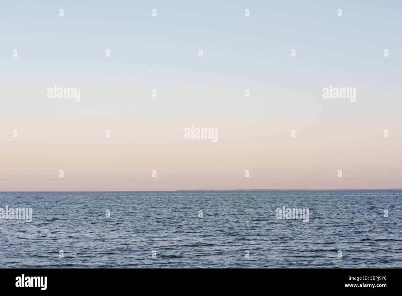 Wunderschöner Meeresblick in der Abenddämmerung Stockfoto