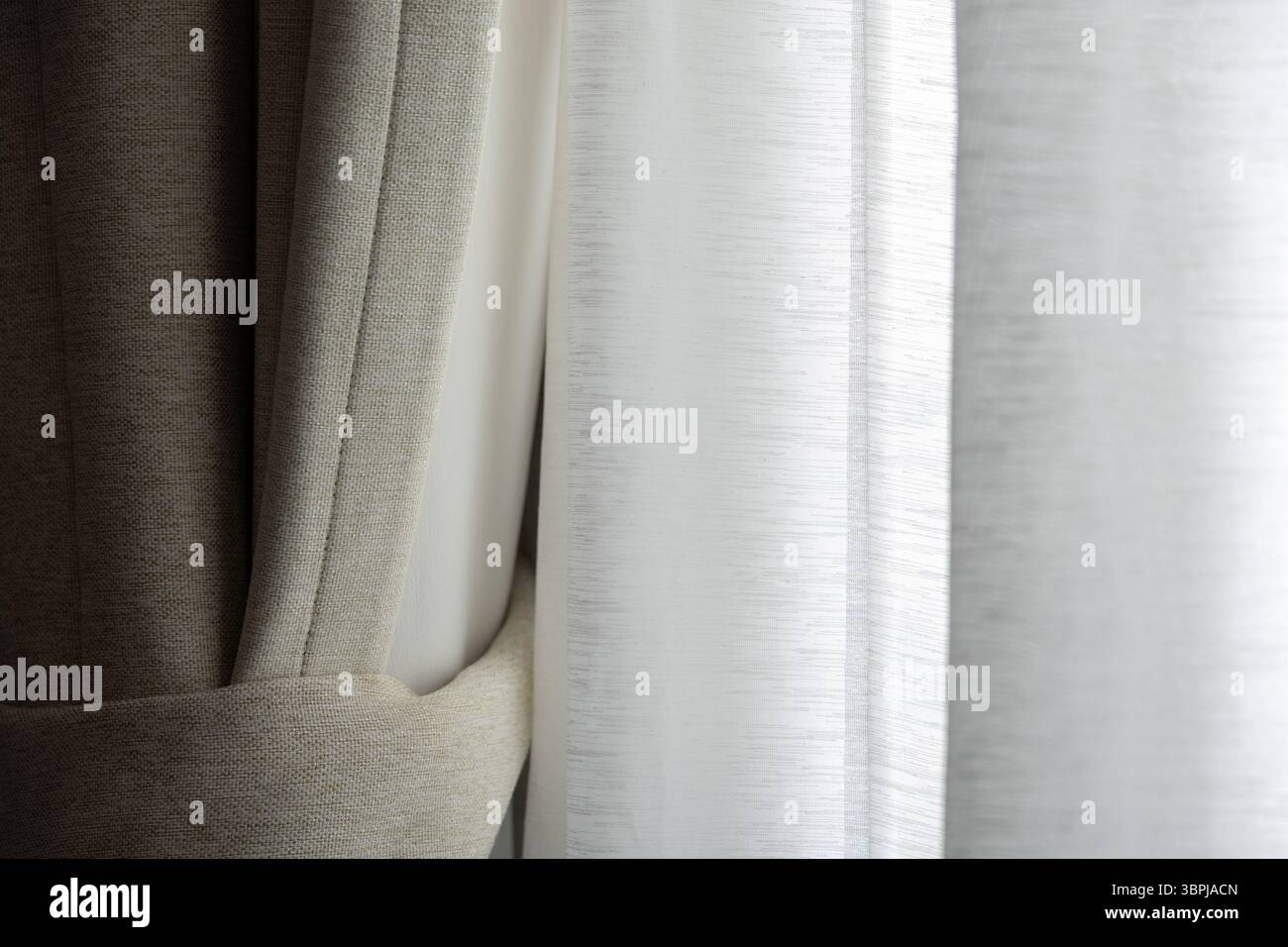 Innendesign stilvolle Vorhänge Stoff Fenster hell gemütlich weiches Ambiente warm elegant heitere Wohnkultur weiche Schatten Stockfoto