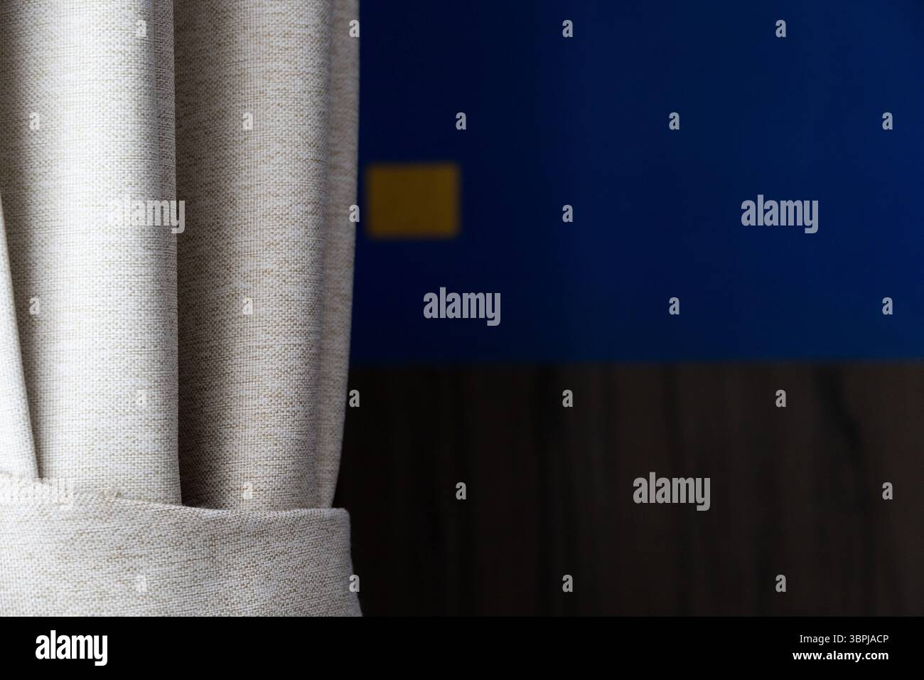 Innendesign stilvolle Vorhänge Stoff Fenster hell gemütlich weiches Ambiente warm elegant heitere Wohnkultur weiche Schatten Stockfoto