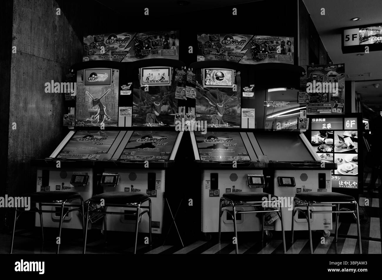 Schwarzweiß-Foto von Pokémon-Spielautomaten in einem Akibahara-Spielzentrum Stockfoto
