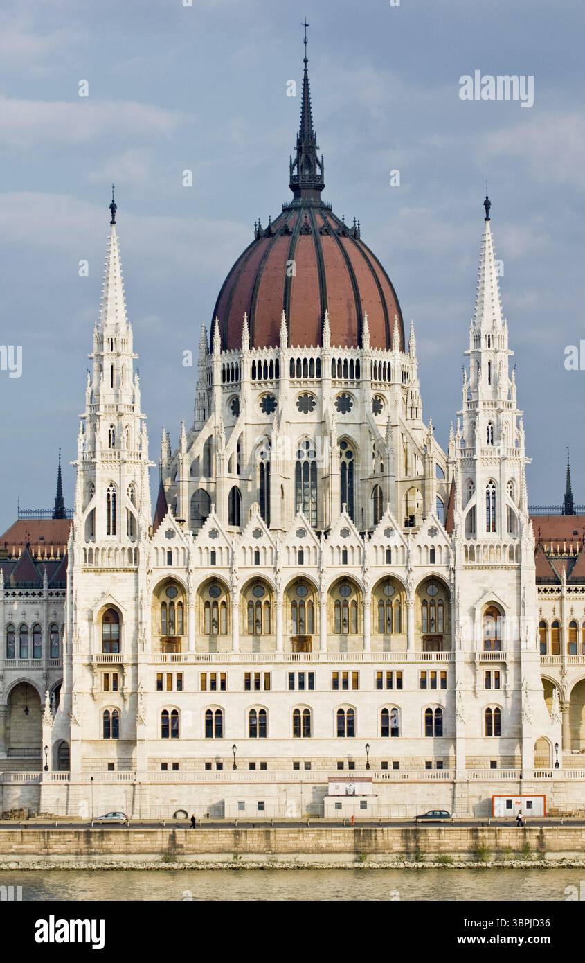 Detaillierte Ansicht des Zentrums des ungarischen Parlamentsgebäudes in Budapest, Hauptstadt von Ungarn, Budapest, Ungarn, Europa Stockfoto