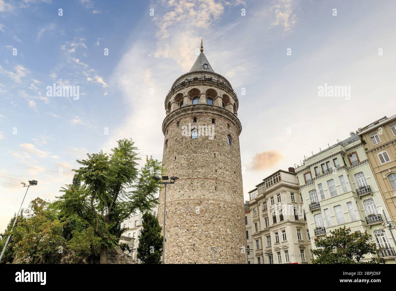 Galatenturm, Istanbul mit Sonnenuntergang. Eines der berühmtesten Gebäude in Istanbul, der Türkei, Asien Stockfoto