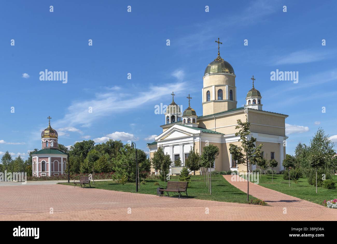 Bender, Moldau 06.09.2021. Alexander-Newski-Kirche in der Nähe der Festung Tighina in Bender, Transnistrien oder Moldau, an einem sonnigen Sommertag, Bender, Moldo Stockfoto