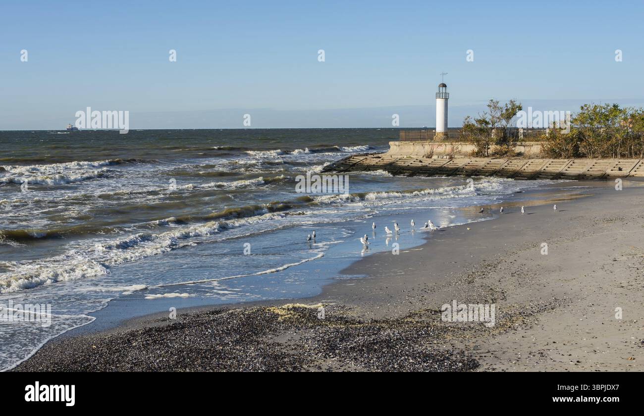 Schwarzmeerküste des Feriendorfes Morskoe, Region Odessa, Ukraine, an einem sonnigen Frühlingstag, Morskoe, Ukraine, Europa Stockfoto
