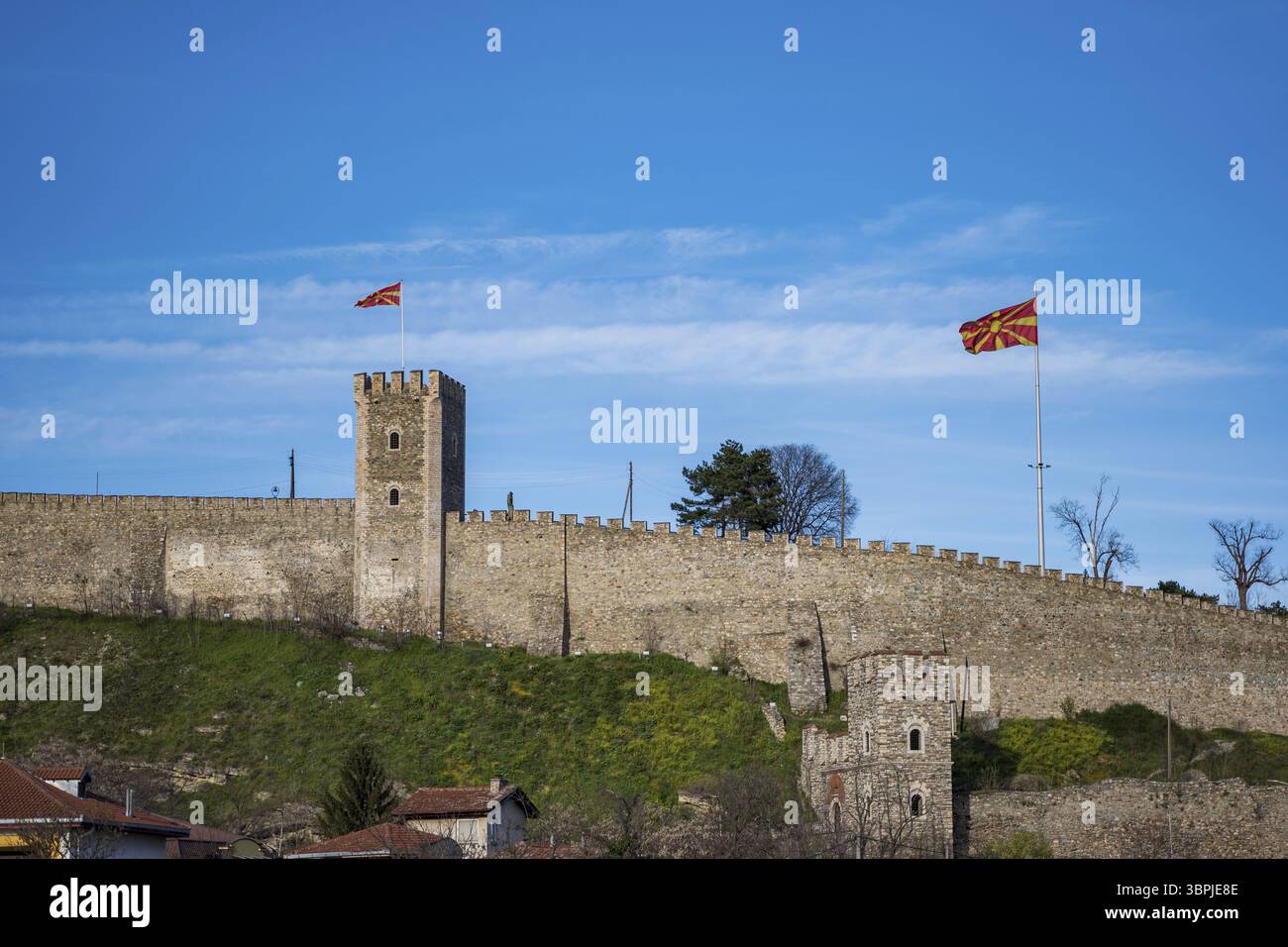 Festungsmauern der Kale-Festung und mazedonische Nationalflagge in Skopje, Nordmazedonien Stockfoto