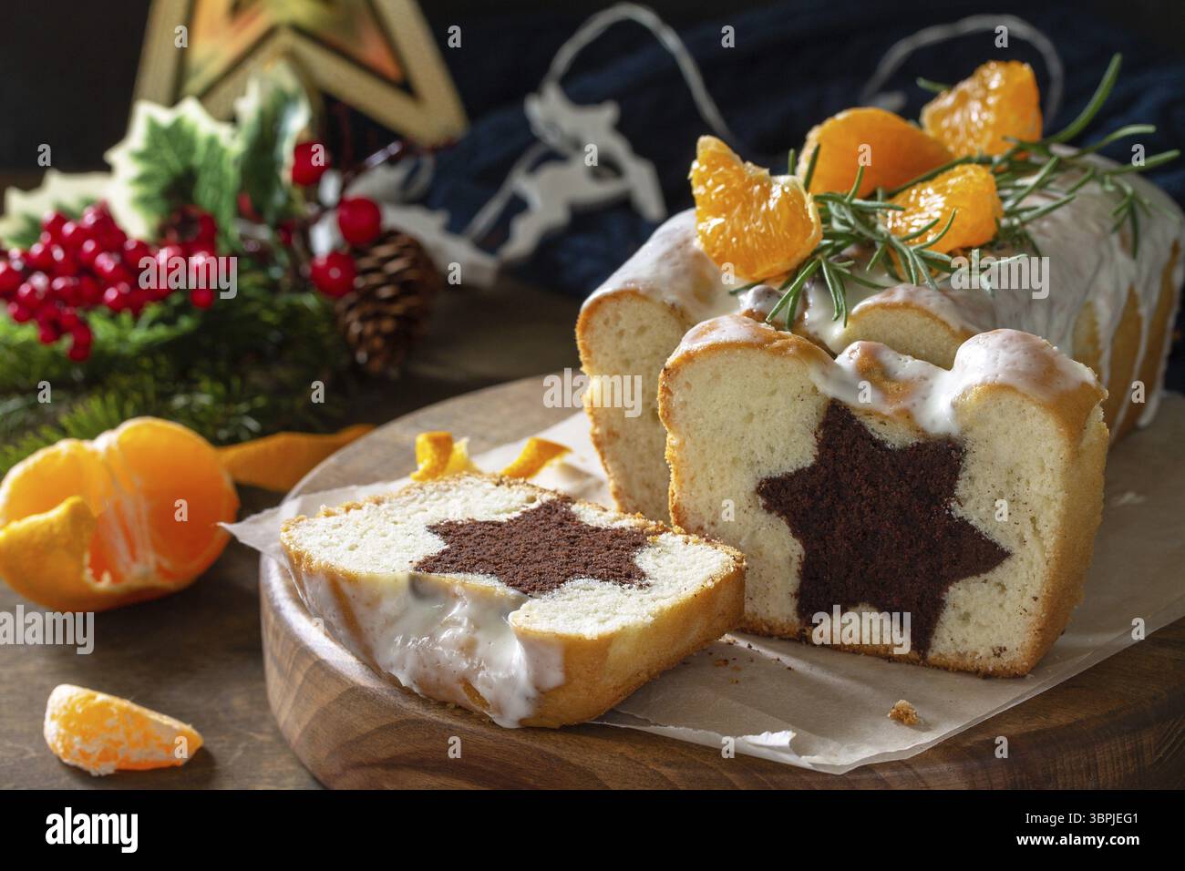 Weihnachtsdessert. Festlicher Winter-Schokoladenstern-Cupcake auf einem Holztisch Stockfoto