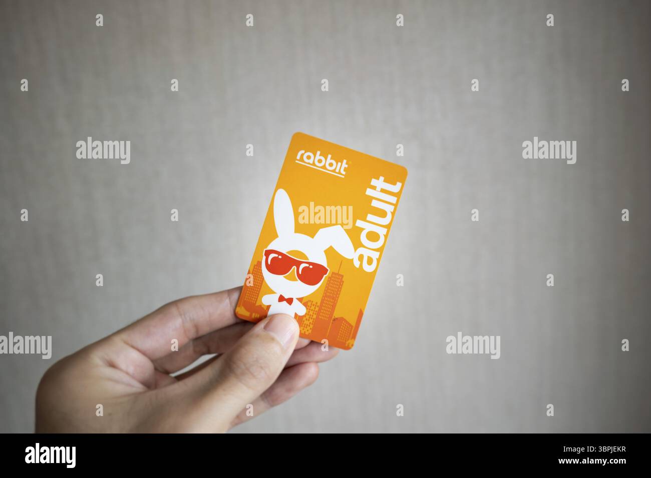 Bangkok, Thailand - 12.15.2023: Rabbit Card, eine Nahaufnahme der E-Geld-Karte für Transitfahrten in Bangkok, Thailand, Asien Stockfoto