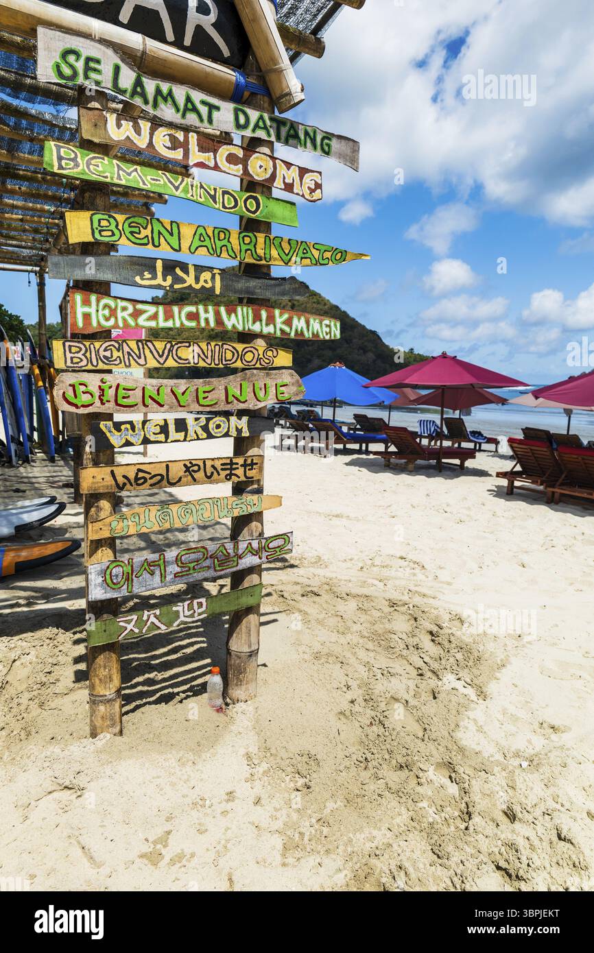 Strandhütte für Surfer mit Willkommensschild in vielen Sprachen. Strandhausschilder für Besucher im tropischen Strandresort Stockfoto