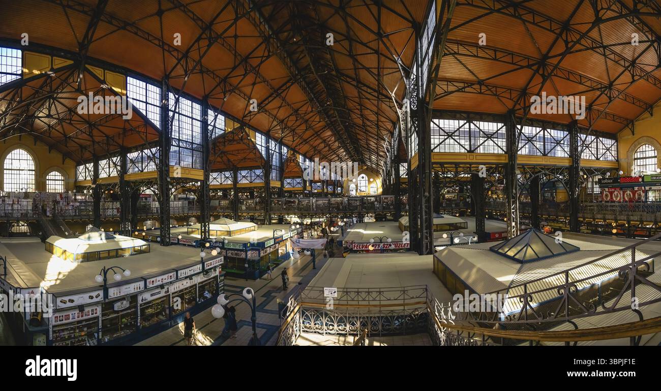 Budapest, Ungarn 17.08.2021. Altes historisches Gebäude des Zentralmarktes in Budapest, Ungarn, an einem sonnigen Sommertag, Budapest, Ungarn, Europa Stockfoto
