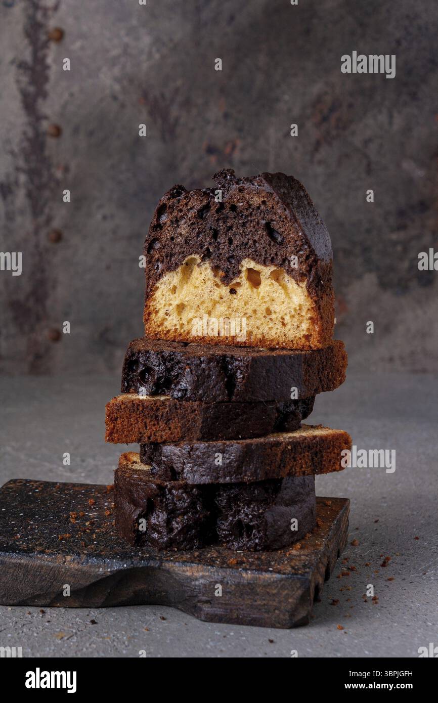 Cupcakes liegen auf einem Holzbrett, nah dran Stockfoto