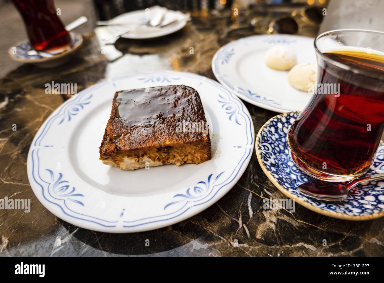 Kazandibi, ein türkisches Dessert und eine Art karamellisierter Milchpudding. Entwickelt im osmanischen Palast und einer der beliebtesten türkischen Desserts heute Stockfoto