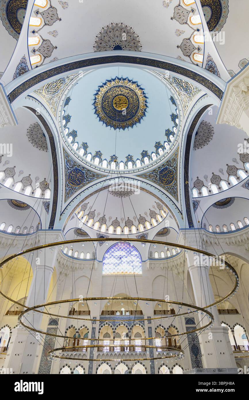 Camlica Mosque Architecture in Istanbul, Türkei, die größte Moschee in Turkiye, die am 7. März 2019 in Asien fertiggestellt und eröffnet wurde Stockfoto