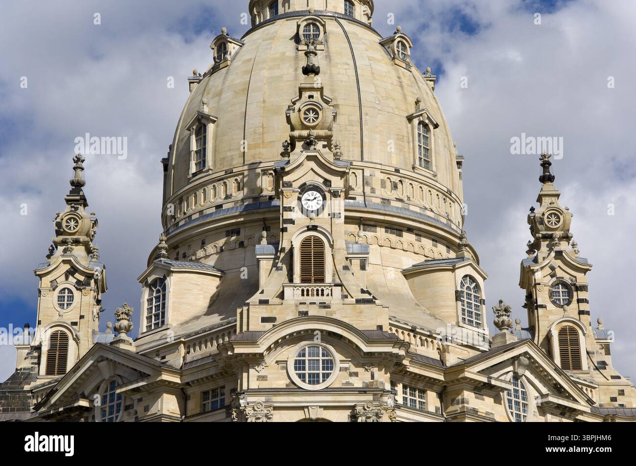 Detaillierte Ansicht der Kuppel der wiederaufgebauten Marienkirche in Dresden mit Fenstern, Zinnen und Uhr bei schönem Wetter, Dresden, Deutschland, Europa Stockfoto