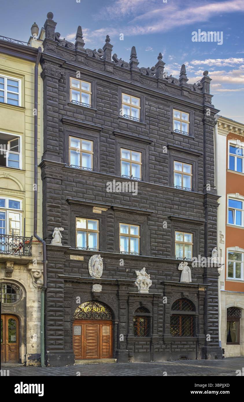 Lviv, Ukraine 07.07.2021. Markt oder Rynok Platz in der Altstadt von Lemberg, Ukraine, an einem sonnigen Sommermorgen, Lemberg, Ukraine, Europa Stockfoto